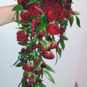 Wasserfall-Brautstrauss mit roten Rosen